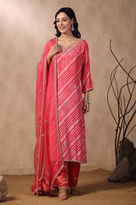 Palak Khandelwal_Pink Silk Pearls, Sequins, Cut Work V-neck Leheriya Pattern Kurta Set _Online_at_Aza_Fashions
