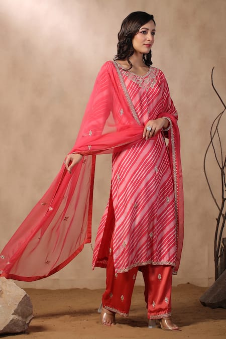 Buy_Palak Khandelwal_Pink Silk Pearls, Sequins, Cut Work V-neck Leheriya Pattern Kurta Set _Online_at_Aza_Fashions