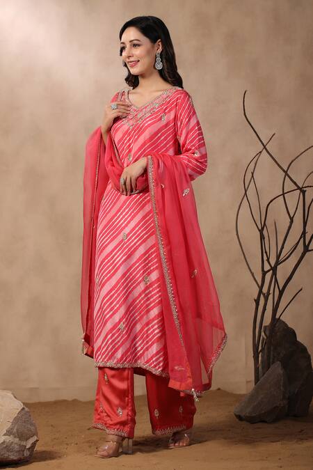 Shop_Palak Khandelwal_Pink Silk Pearls, Sequins, Cut Work V-neck Leheriya Pattern Kurta Set _Online_at_Aza_Fashions