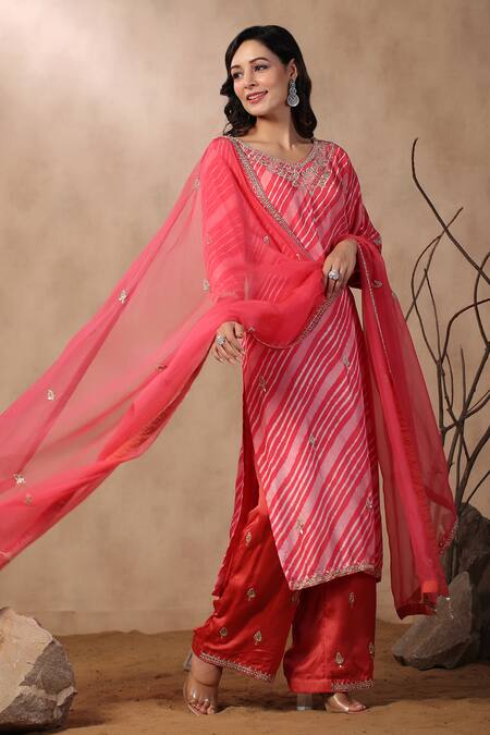 Palak Khandelwal_Pink Silk Pearls, Sequins, Cut Work V-neck Leheriya Pattern Kurta Set _at_Aza_Fashions