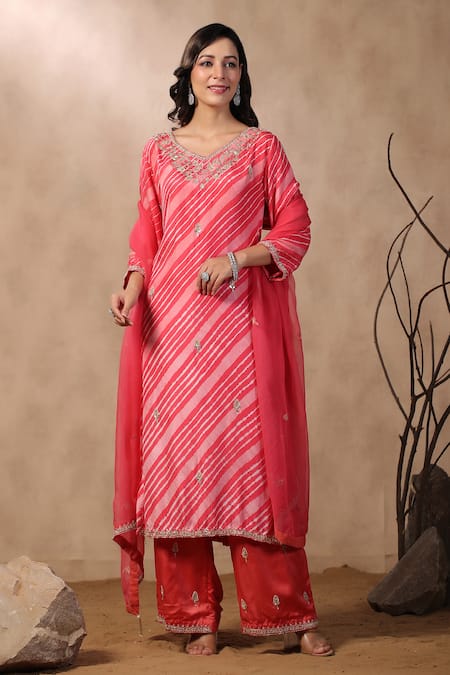 Buy_Palak Khandelwal_Pink Silk Pearls, Sequins, Cut Work V-neck Leheriya Pattern Kurta Set 