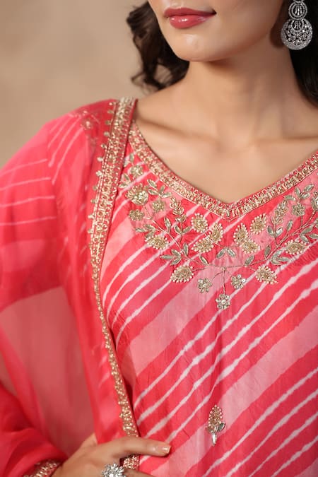 Shop_Palak Khandelwal_Pink Silk Pearls, Sequins, Cut Work V-neck Leheriya Pattern Kurta Set 