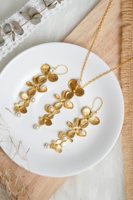 Shop Totapari Gold Plated Pearls, Cut Work Blooms Embellished Pendant Necklace Set at Aza Fashions Shop_Totapari_Gold Plated Pearls, Cut Work Blooms Embellished Pendant Necklace Set _at_Aza_Fashions