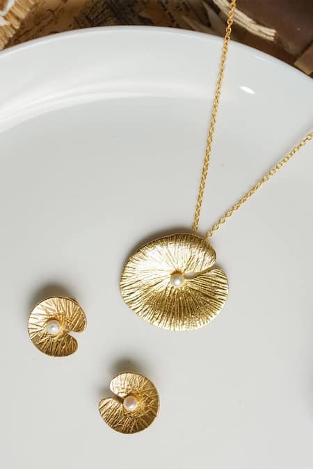 Totapari Gold Plated Pearls Inner Glow Pendant Necklace Set 