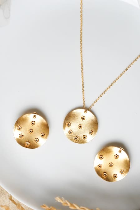 Shop Totapari Gold Plated Stones Flower Garden Pendant Necklace Set at Aza Fashions Shop_Totapari_Gold Plated Stones Flower Garden Pendant Necklace Set _at_Aza_Fashions