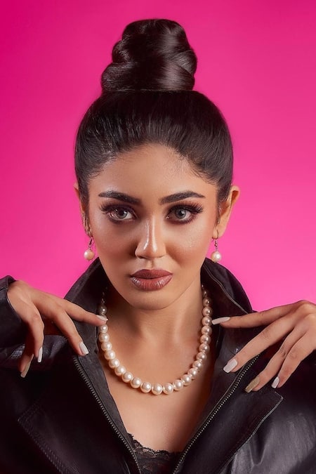 Totapari White Pearls Queen Embellished Necklace Set 