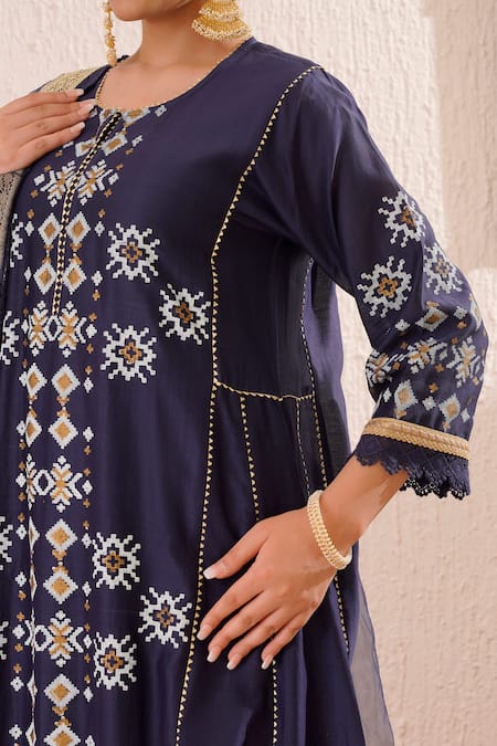 OMI_Blue Chanderi, Organza Lace Round Neck Flora Motif Print Anarkali Pant Set _at_Aza_Fashions