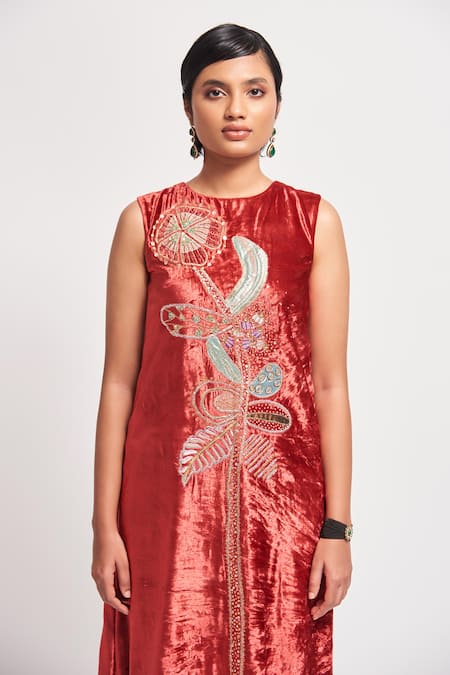 Aisha Rao Red Velvet Sequins Round Neck Imara Embellished Straight Kurta And Churidar Set at Aza Fashions Aisha Rao_Red Velvet Sequins Round Neck Imara Embellished Straight Kurta And Churidar Set _at_Aza_Fashions