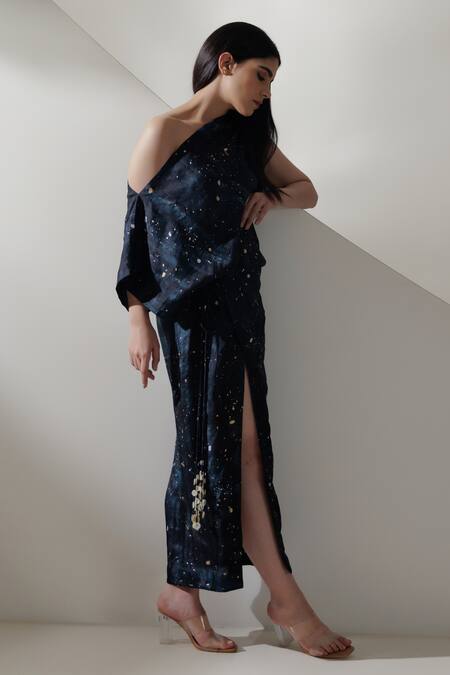 Kavya Singh Kundu Black Silk Asymmetric Sirius Handwoven Mulberry Dress Online at Aza Fashions Kavya Singh Kundu_Black Silk Asymmetric Sirius Handwoven Mulberry Dress _Online_at_Aza_Fashions