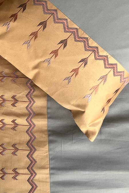 Buy_Sadyaska_Yellow 100% Cotton Arrow Pattern Bedsheet Set_Online_at_Aza_Fashions