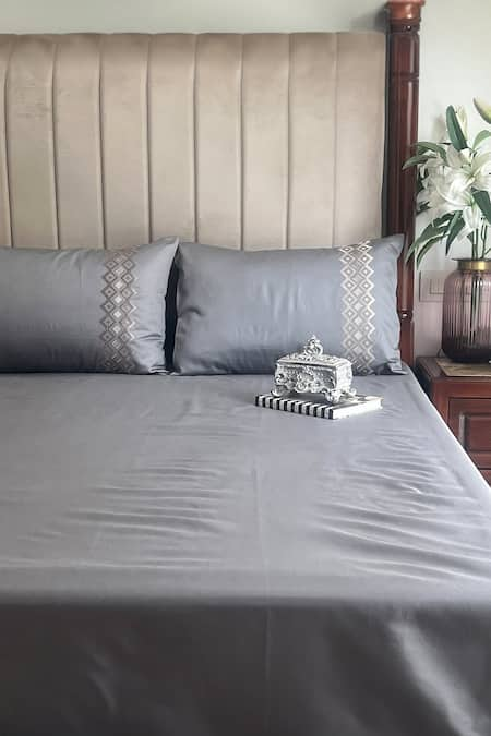 Sadyaska Grey Cotton Rich Embroidered Bedsheet And Diandra Pattern Pillow Covers Set 