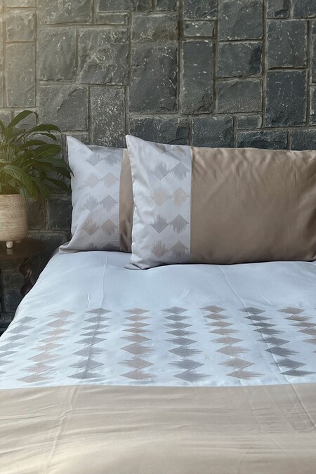 Sadyaska Grey 100% Cotton Thread Embroidered Peak Bedsheet Set