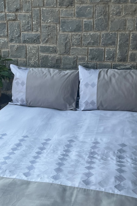 Sadyaska Blue 100% Cotton Thread Embroidered Peak Work Bedsheet Set