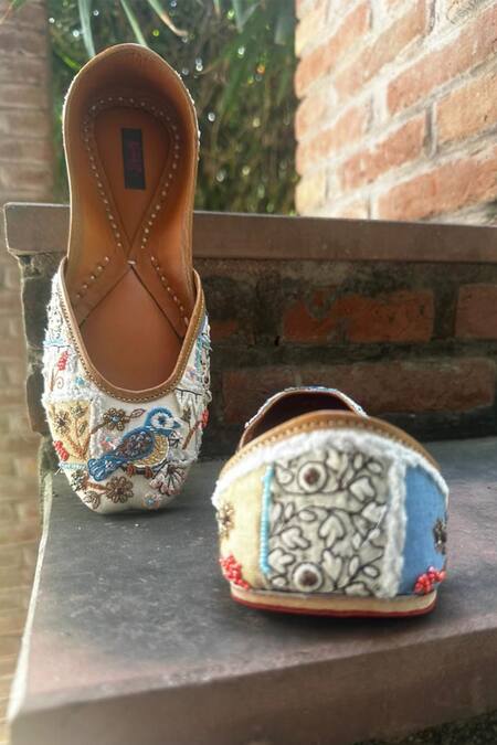 Kasually Klassy Love Birds Embroidered Juttis 