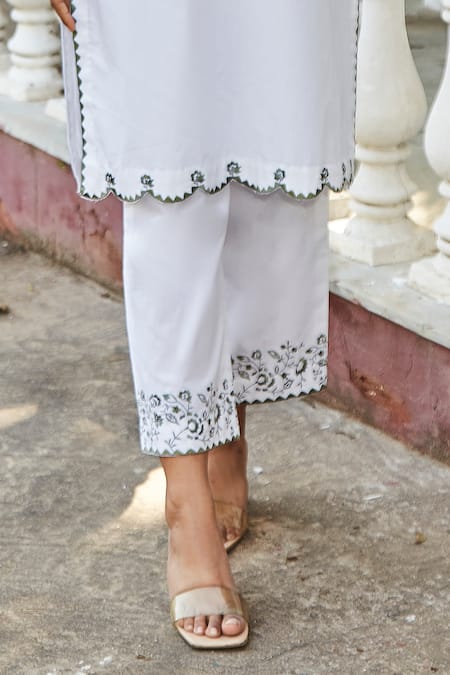 Buy BO Tree White Cotton Embroidery V-neck Day Dreamer Organic Kurta With Pant Online at Aza Fashions Buy_BO Tree_White Cotton Embroidery V-neck Day Dreamer Organic Kurta With Pant _Online_at_Aza_Fashions