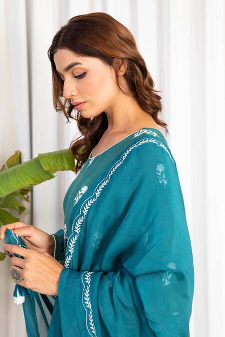 Buy Kapraaaha Green Cotton Embroidery Round Neck Dahlia Anarkali With Dupatta Online at Aza Fashions Buy_Kapraaaha_Green Cotton Embroidery Round Neck Dahlia Anarkali With Dupatta_Online_at_Aza_Fashions