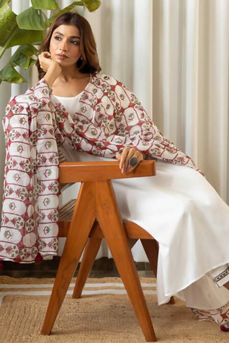 Kapraaaha_White Cotton, Organza Round Neck Wild Flora Hand Block Print Kurta Pant Set_Online_at_Aza_Fashions