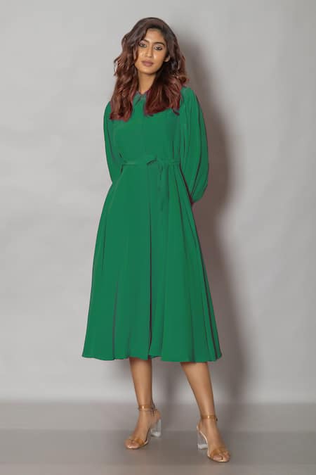 Vishwa By Pinki Sinha_Green Crepe Collared Solid Front Buttoned Midi Dress _Online_at_Aza_Fashions