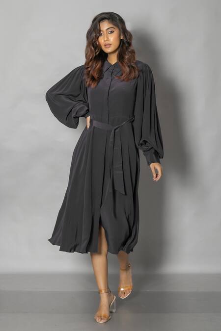 Vishwa By Pinki Sinha_Black Crepe Collared Plain Midi Dress _Online_at_Aza_Fashions