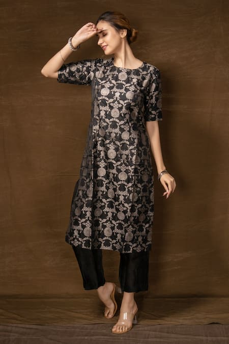 Pinki Sinha Floral Pattern Kurta & Pant Set 