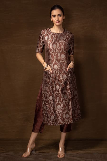 VISHWA BY PINKI SINHA Brown Banarasi Silk Floral Round Pattern Neck Kurta And Pant Set 