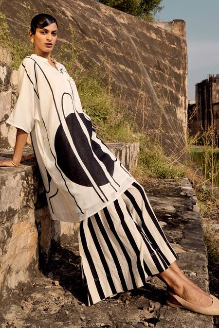 Buy_Kharakapas_Black Cotton Mandarin Collar Dusky Lark Printed Tunic And Culottes Set _Online_at_Aza_Fashions