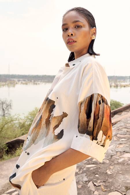 Kharakapas_Brown Cotton Collared Myna Art Print Tunic And Trouser Set _at_Aza_Fashions