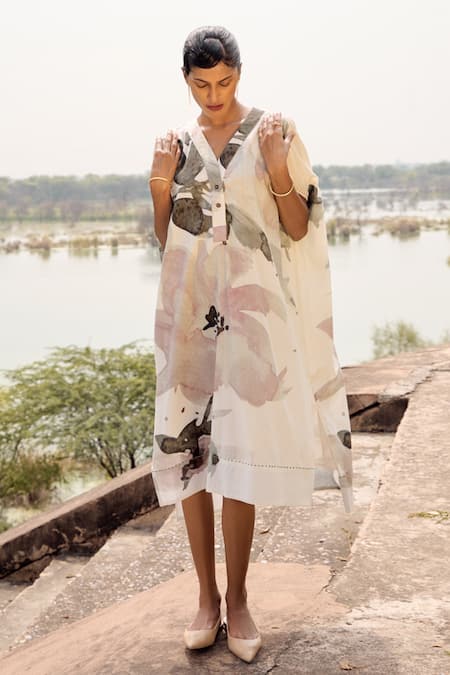 Kharakapas_Pink Cotton Embroidery V-neck Ibis Art Print Kaftan _Online_at_Aza_Fashions