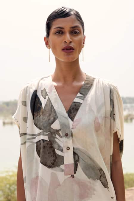 Shop_Kharakapas_Pink Cotton Embroidery V-neck Ibis Art Print Kaftan _Online_at_Aza_Fashions