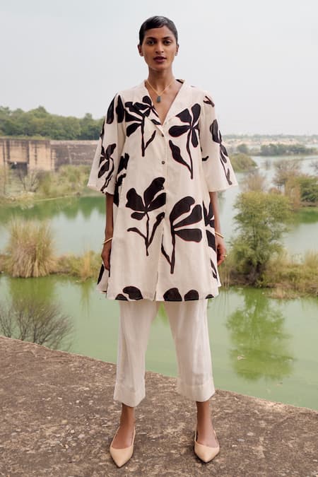 Kharakapas_Off White Cotton Collared Loras Lino Print Tunic And Trouser Set _Online_at_Aza_Fashions
