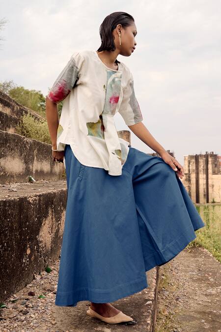 Kharakapas Off White Muslin, Twill, Cotton Round Herring Printed Top With Flared Trouser at Aza Fashions Kharakapas_Off White Muslin, Twill, Cotton Round Herring Printed Top With Flared Trouser_at_Aza_Fashions