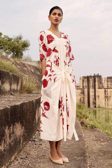 Kharakapas_Off White Cotton V-neck Pomarine Lino Print Dress _Online_at_Aza_Fashions