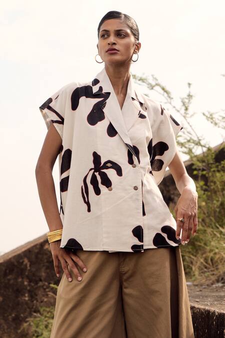 Kharakapas_Off White Cotton Collared Serin Lino Print Top _Online_at_Aza_Fashions