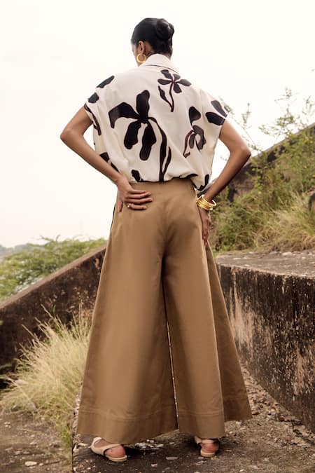 Kharakapas_Off White Cotton Collared Serin Lino Print Top _at_Aza_Fashions