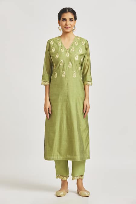 Asaga Green Organza, Chanderi, Muslin Embroidery V-neck Paisley Kurta Pant Set Online at Aza Fashions Asaga_Green Organza, Chanderi, Muslin Embroidery V-neck Paisley Kurta Pant Set _Online_at_Aza_Fashions