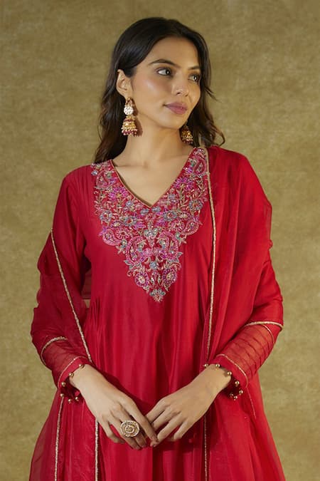 The Aarya Red Viscose, Chanderi Embroidery, Sequins V-neck Floral Hand Kurta Set Online at Aza Fashions The Aarya_Red Viscose, Chanderi Embroidery, Sequins V-neck Floral Hand Kurta Set _Online_at_Aza_Fashions