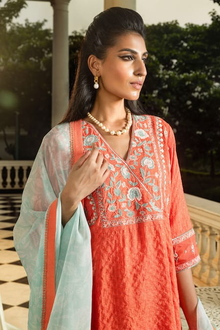Dohr India_Coral Viscose, Organza Sequins, Embroidery V-neck Myra Thread Kurta Set _Online_at_Aza_Fashions