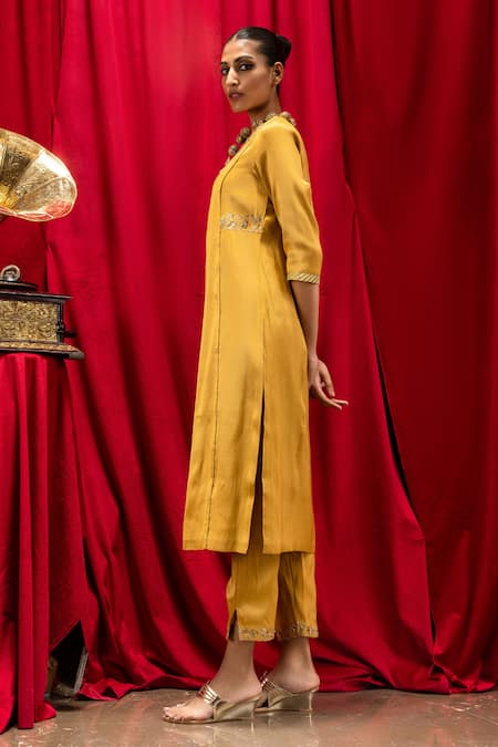 Dohr India Suhani Neckline Embroidered Kurta Set 