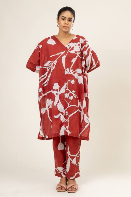 Buy_Doodlage_Maroon Cotton V-neck Tulip Flora Print Oversized Tunic With Pant _Online_at_Aza_Fashions