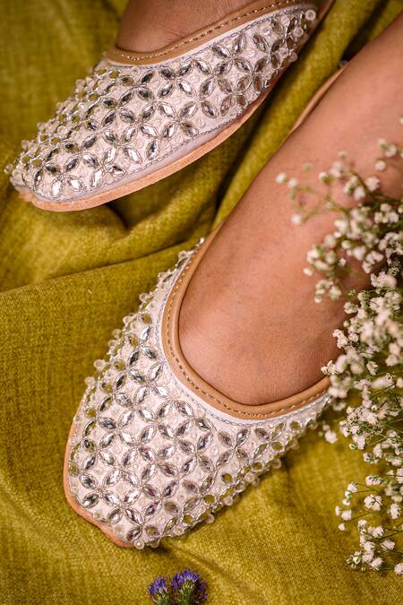 Buy House Of Kosha White Crystal Cascade Embellished Juttis Online at Aza Fashions Buy_House Of Kosha_White Crystal Cascade Embellished Juttis _Online_at_Aza_Fashions