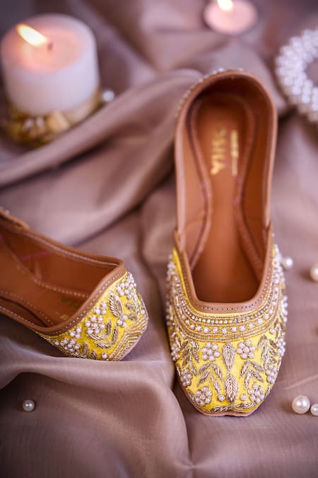 House Of Kosha_Yellow Gate Zari Embroidered Juttis _Online_at_Aza_Fashions