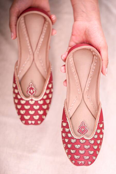 Shop House Of Kosha Maroon Rajwada Zari Hand Embroidered Juttis at Aza Fashions Shop_House Of Kosha_Maroon Rajwada Zari Hand Embroidered Juttis _at_Aza_Fashions