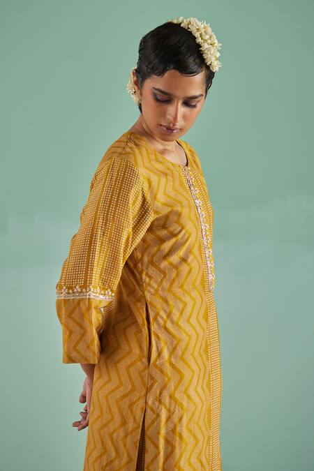 Shop Surbhi Gupta Yellow Kurta Bamboo Silk Print Chevron Geometric With Trouser Online at Aza Fashions Shop_Surbhi Gupta_Yellow Kurta Bamboo Silk Print Chevron Geometric With Trouser _Online_at_Aza_Fashions