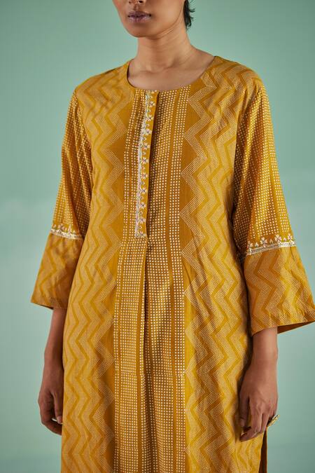 Surbhi Gupta Yellow Kurta Bamboo Silk Print Chevron Geometric With Trouser at Aza Fashions Surbhi Gupta_Yellow Kurta Bamboo Silk Print Chevron Geometric With Trouser _at_Aza_Fashions