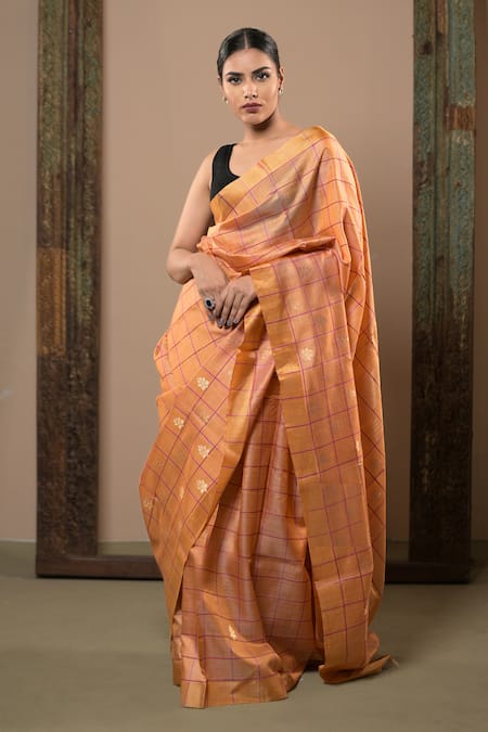 DUSALA Aeindri Checkered Pattern Handwoven Saree With Running Blouse 