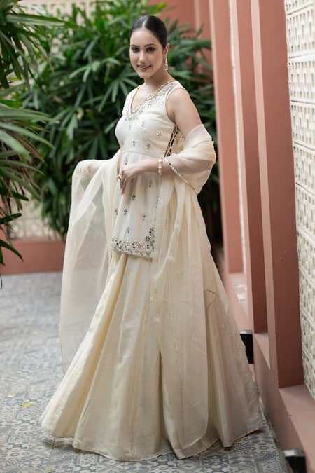 Shop_Esha Koul_Off White Organza, Chanderi, Linen Embroidery, Mirrors V-neck Kurta Lehenga Set _Online_at_Aza_Fashions
