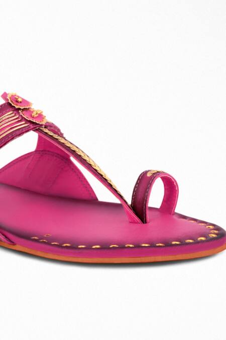 Signature Sole Pink Hand Embroidery Kasab Kolhapuri Flats at Aza Fashions Signature Sole_Pink Hand Embroidery Kasab Kolhapuri Flats _at_Aza_Fashions
