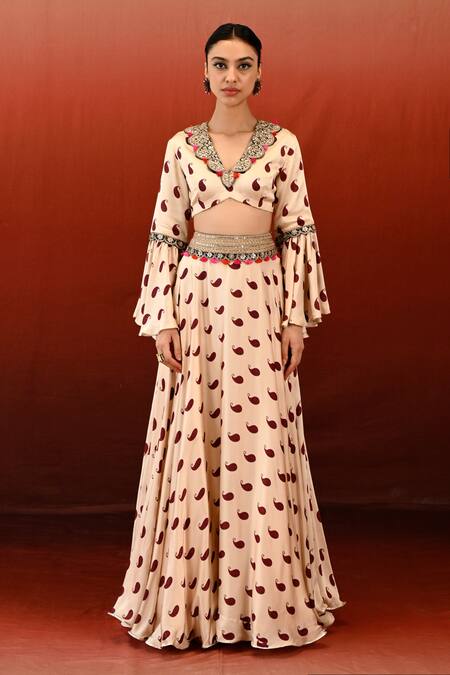 Swati Vijaivargie Off White Modal, Silk Organza Embroidery V-neck Veena Paisley Print Lehenga Set at Aza Fashions Swati Vijaivargie_Off White Modal, Silk Organza Embroidery V-neck Veena Paisley Print Lehenga Set _at_Aza_Fashions