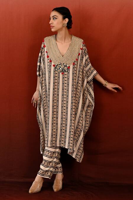 Swati Vijaivargie Off White Silk Print Mandala V Neck Tarang Kaftan With Pant at Aza Fashions Swati Vijaivargie_Off White Silk Print Mandala V Neck Tarang Kaftan With Pant _at_Aza_Fashions