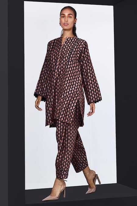 Shop_Ridhi Mehra_Black Chanderi Print Dahlia Notched V Forsythia Kurta With Salwar  _at_Aza_Fashions